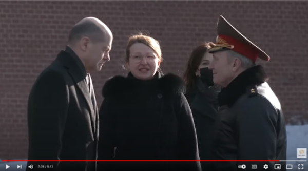 German Chancellor Olaf Scholz lays flowers at WWII memorial ahead of meeting with Putin in Moscow.